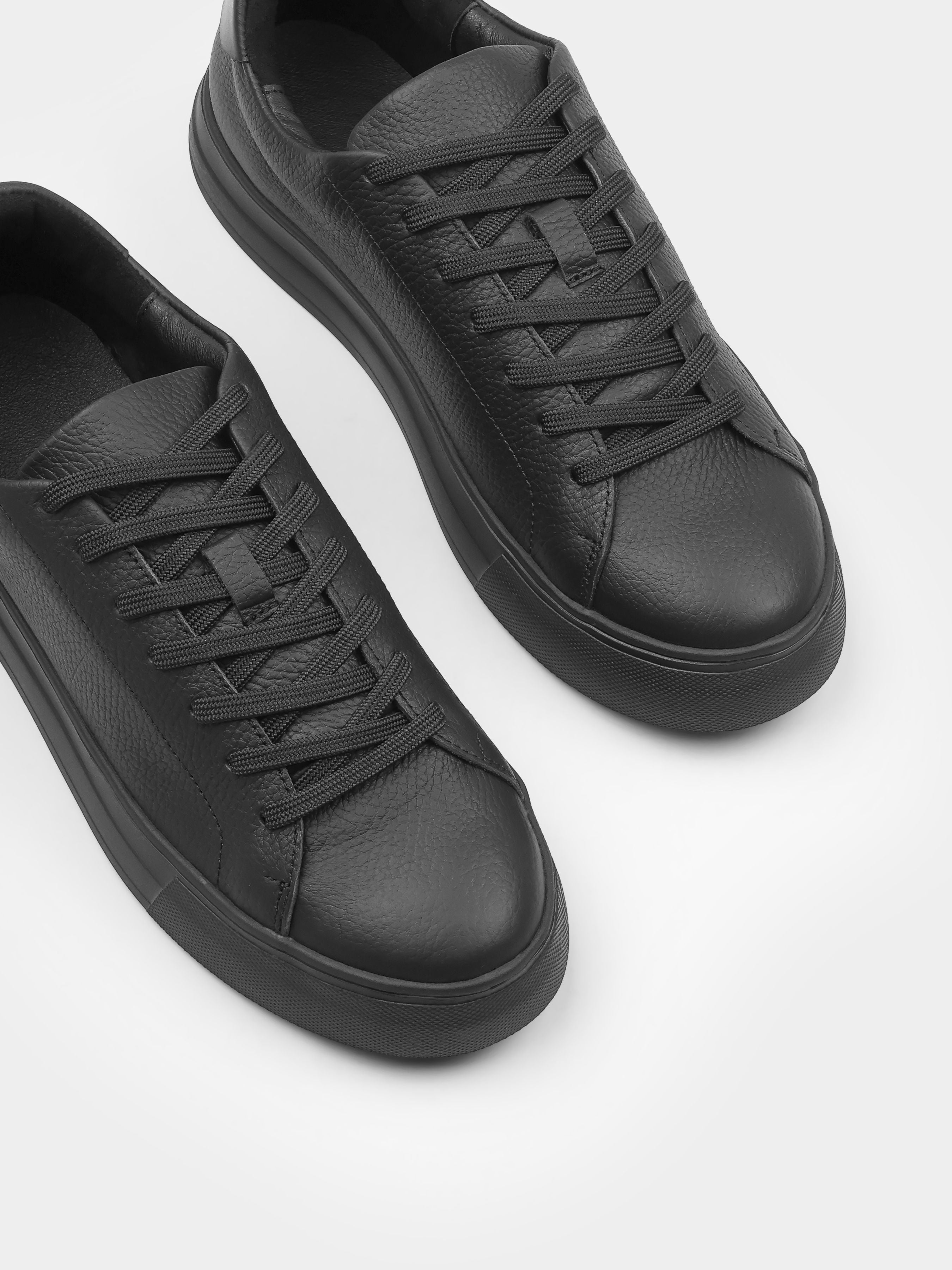 Sneakers, Cento, Matte Black, Men's shoes, natural leather upper and lining, diagonally view